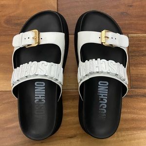 Moschino Logo plaque flat sandals in white